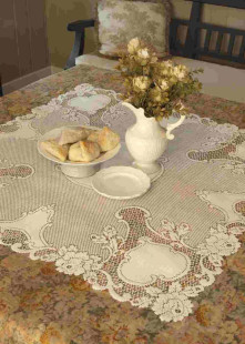 Hertage table topper